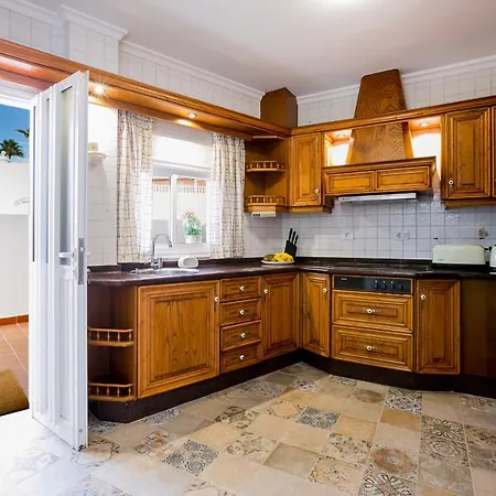 True Canarian 6 Bedrooms With Hot Tub * Callao Salvaje