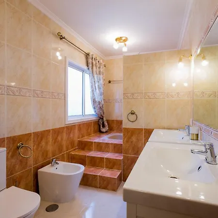 True Canarian 6 Bedrooms With Hot Tub Villa